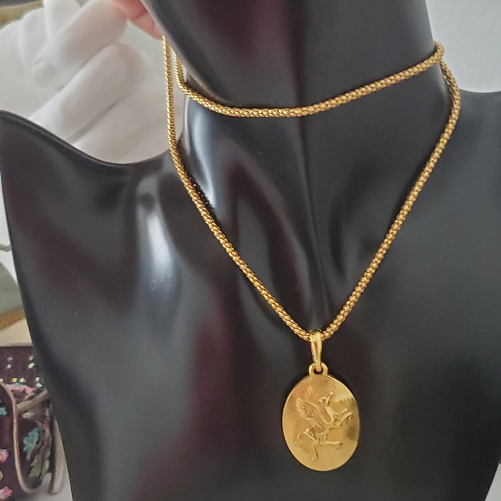 Pegasus 18k gold embraced necklace